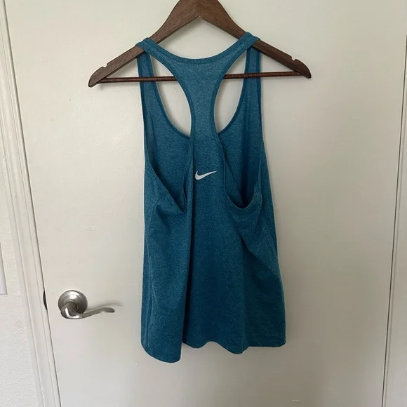 Women’s Nike Workout Tanks Bundle size medium - Picture 2 of 4